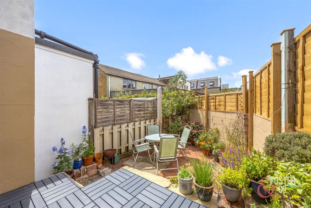 Property photo 3 of 21 Westbourne Street, 148-001.Jpg