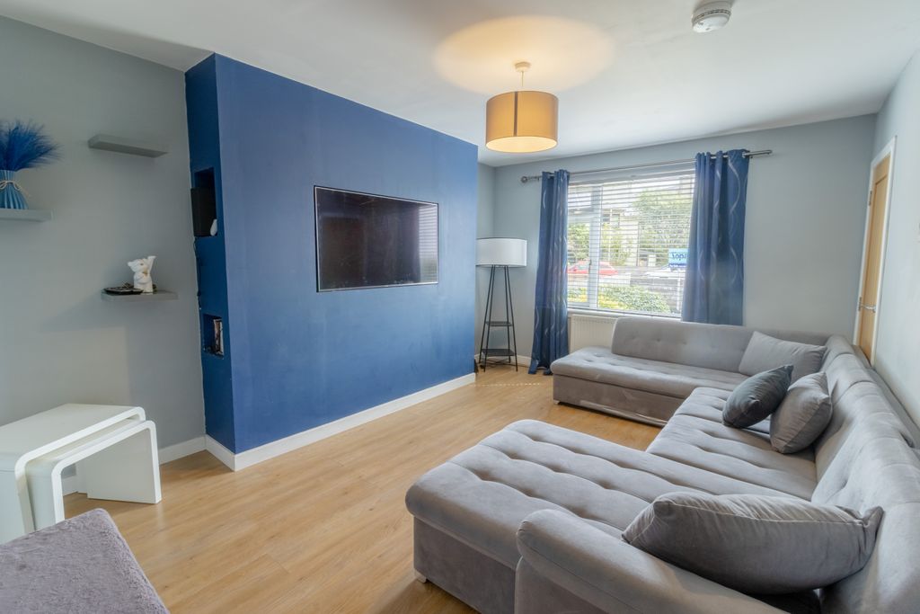 Property photo 3 of 19 Lounge