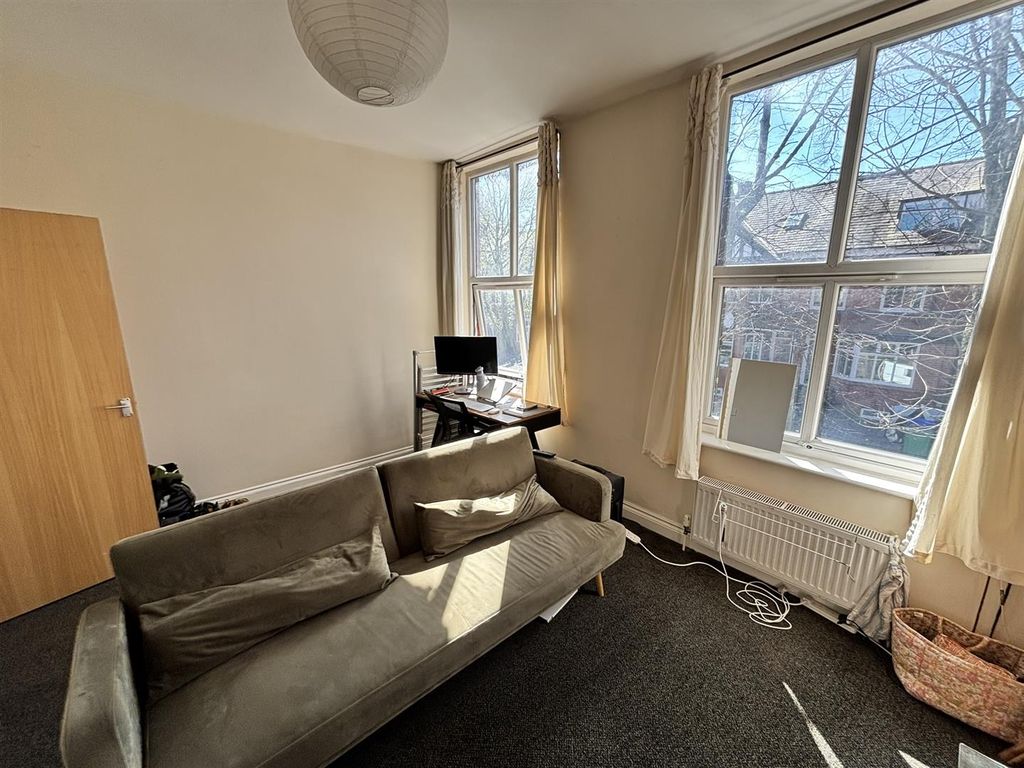 Property photo 3 of 17 Lounge