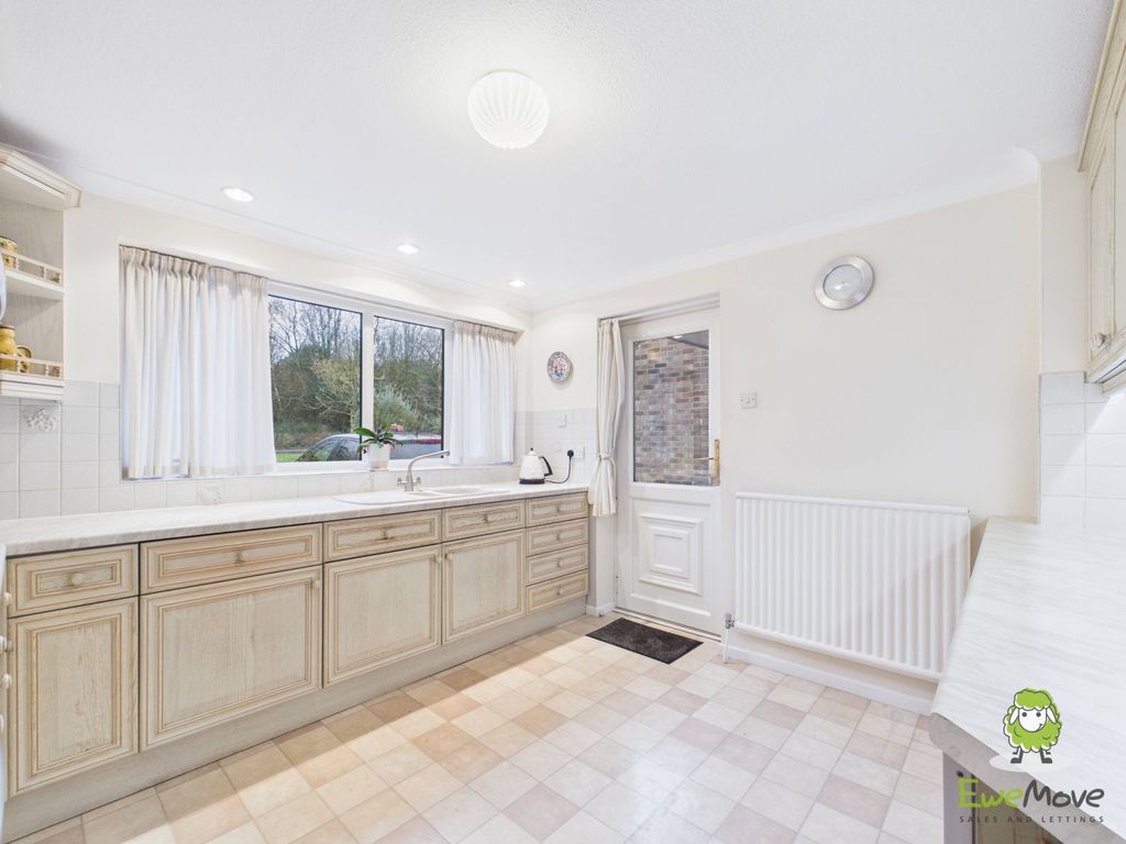 Property photo 2 of 29 Ewemove Estate Agents Basingstoke - Coniston Road