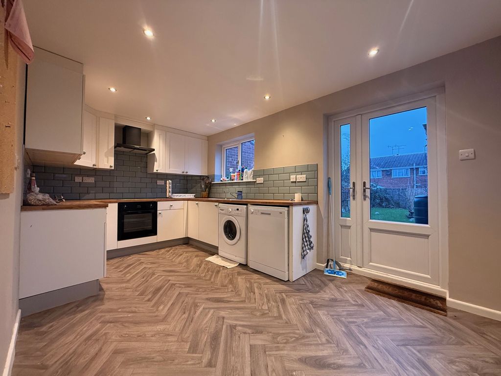 Property photo 2 of 9 Kitchen