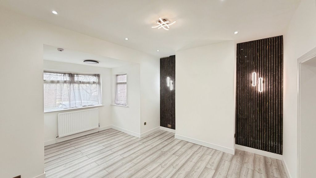 Property photo 3 of 19 Lounge