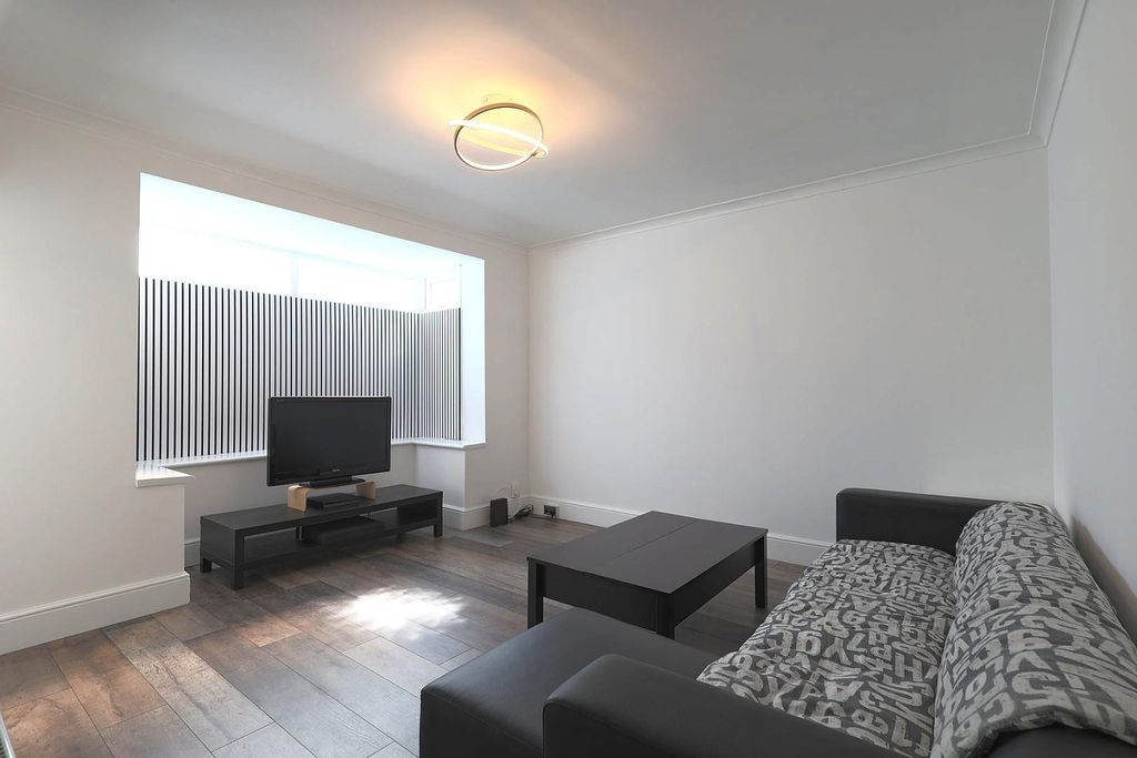 Property photo 2 of 17 Lounge