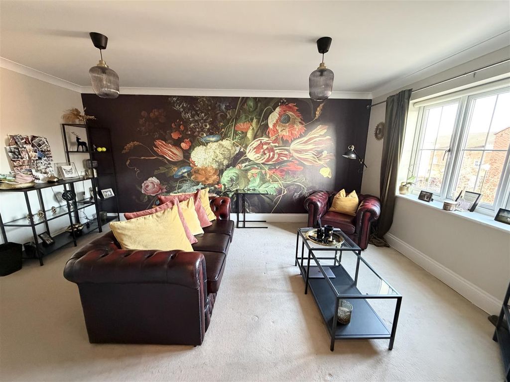 Property photo 3 of 10 Lounge