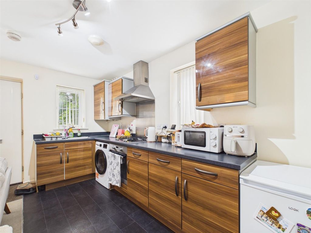 Property photo 3 of 8 Kitchen
