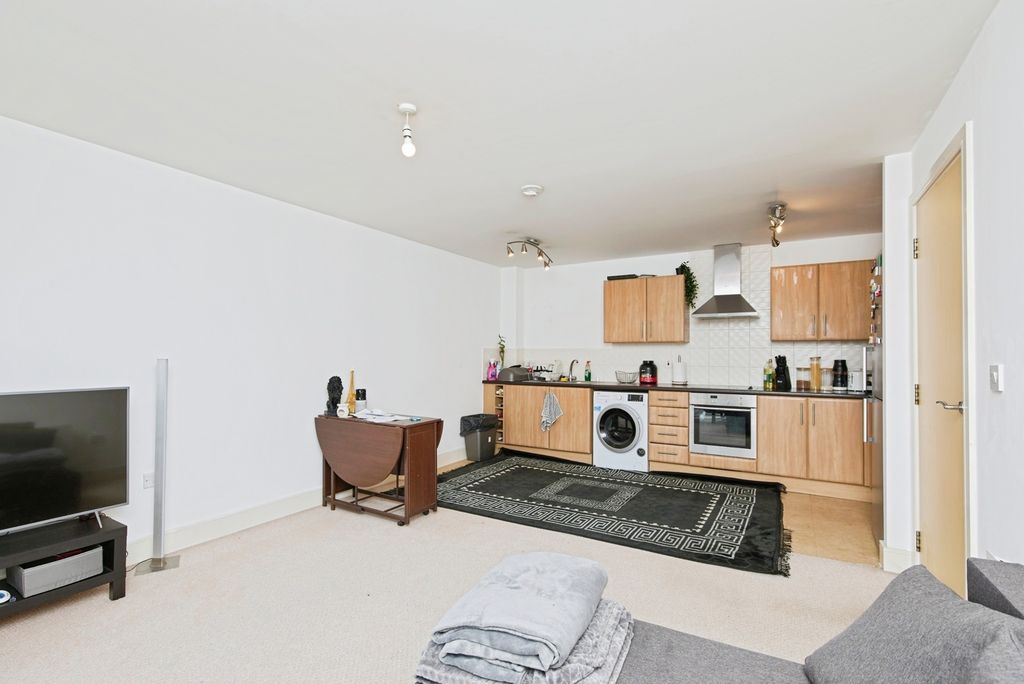 Property photo 2 of 17 Living Room/Kitchen