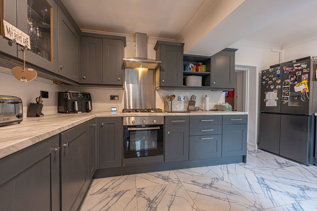 Property photo 3 of 27