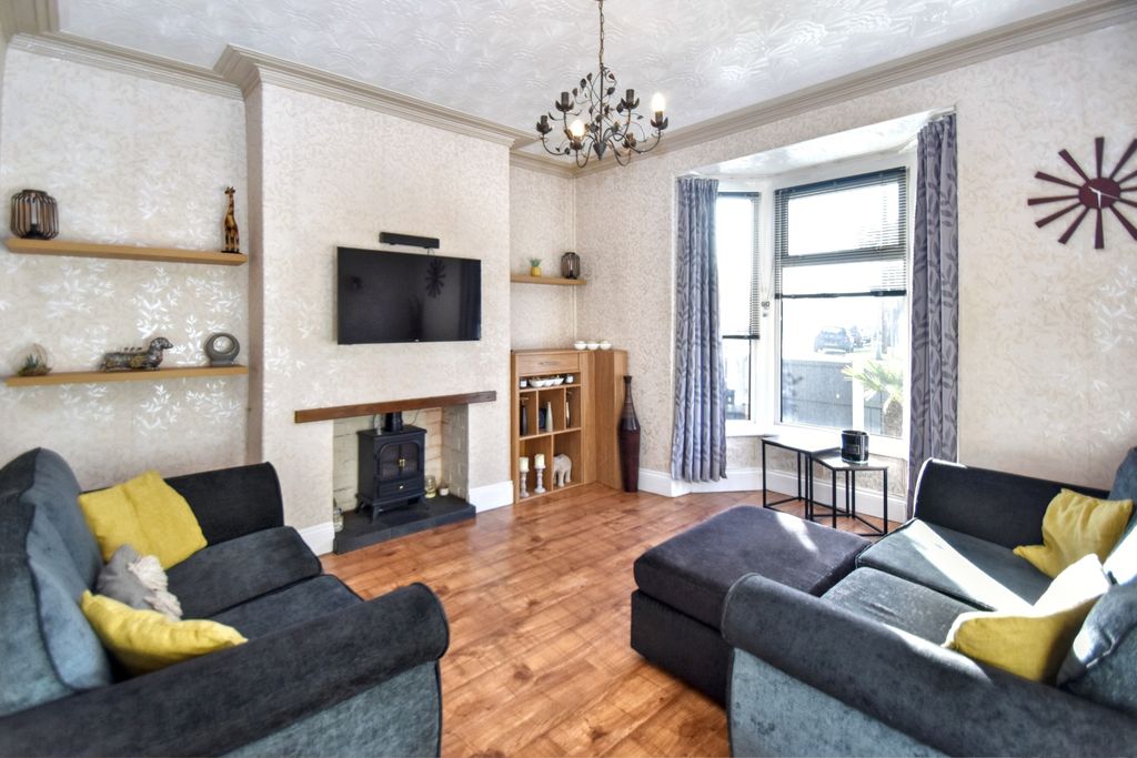 Property photo 3 of 20 Lounge