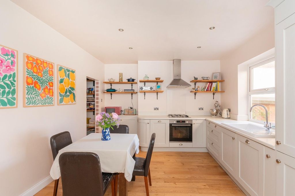 Property photo 3 of 28 1O0S6Tn - Kitchen Diner D.Jpg