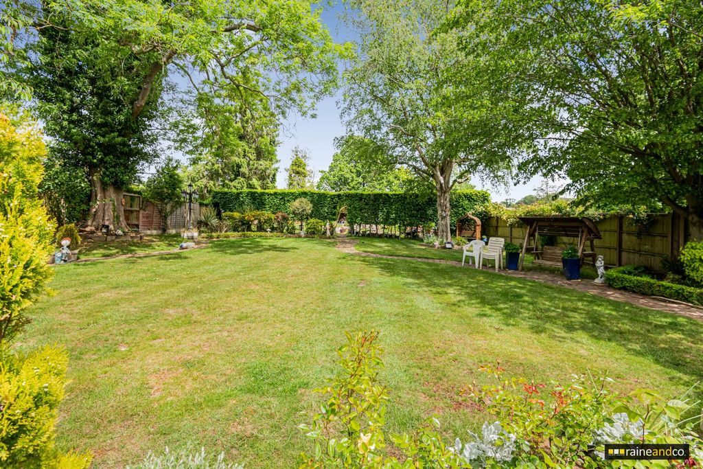 Additional image 21 of 5 bed detached house for saleMymms Drive, Brookmans Park, Hatfield AL9