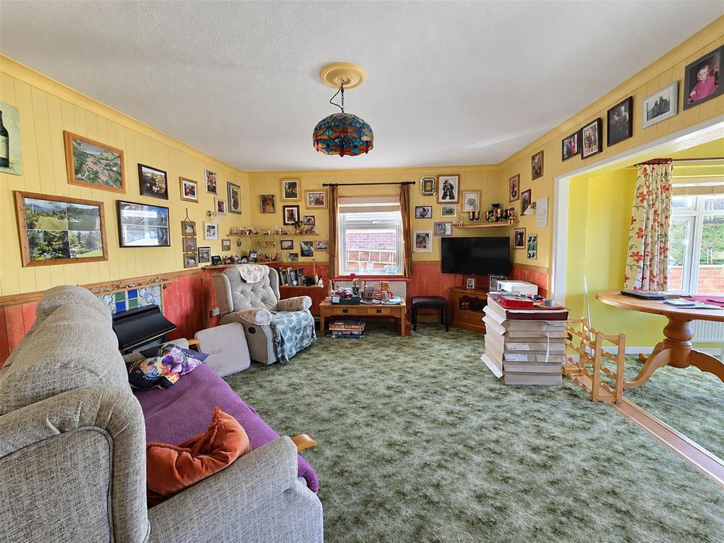 Property photo 3 of 12 Lounge