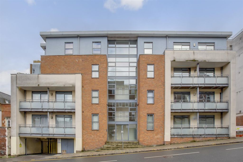 Property photo 1 of 14 16 Bankside, Corporation Street, Hp13 6Ta-16.Jpg