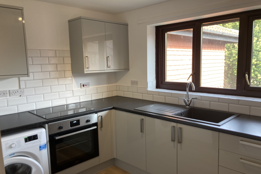 Property photo 2 of 6 Fitted Kitchen