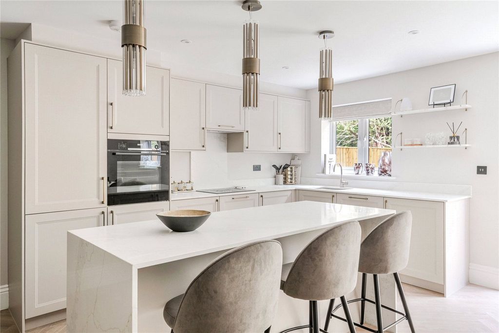 Property photo 3 of 12 Kitchen