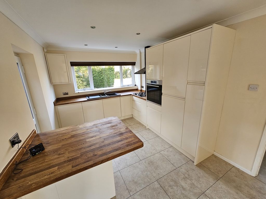 Property photo 2 of 11 Kitchen