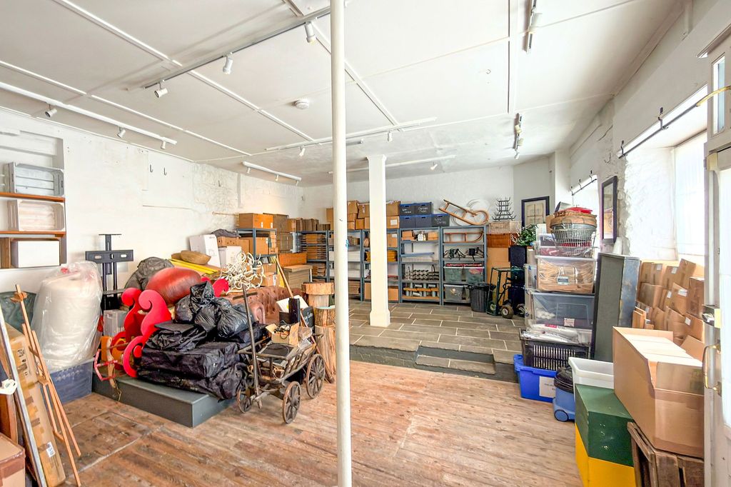 Property photo 3 of 16 Tutt Antiques, Angel Street, Petworth, Gu28 0Bq
