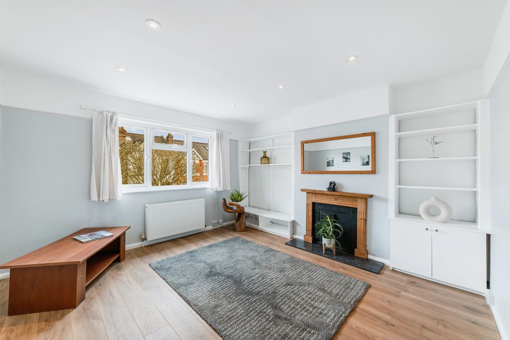 Property photo 1 of 11 Living Room