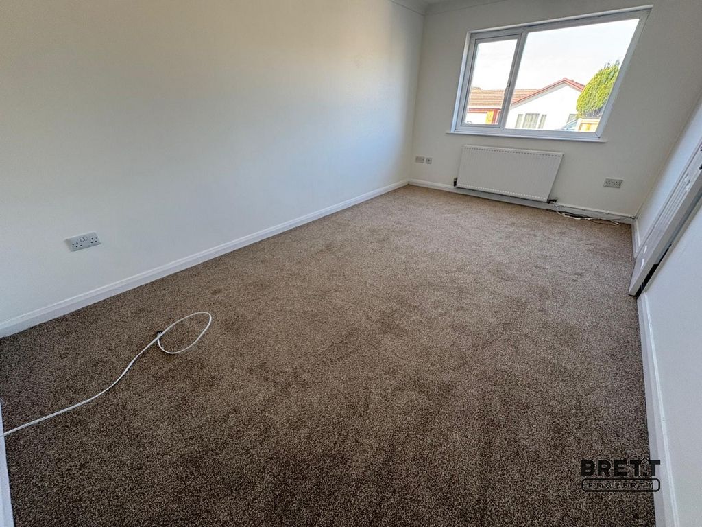 Property photo 3 of 7 Living Room