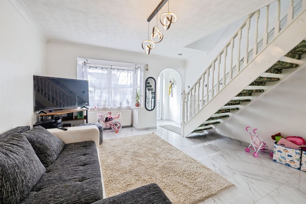 Property photo 3 of 16 Lounge