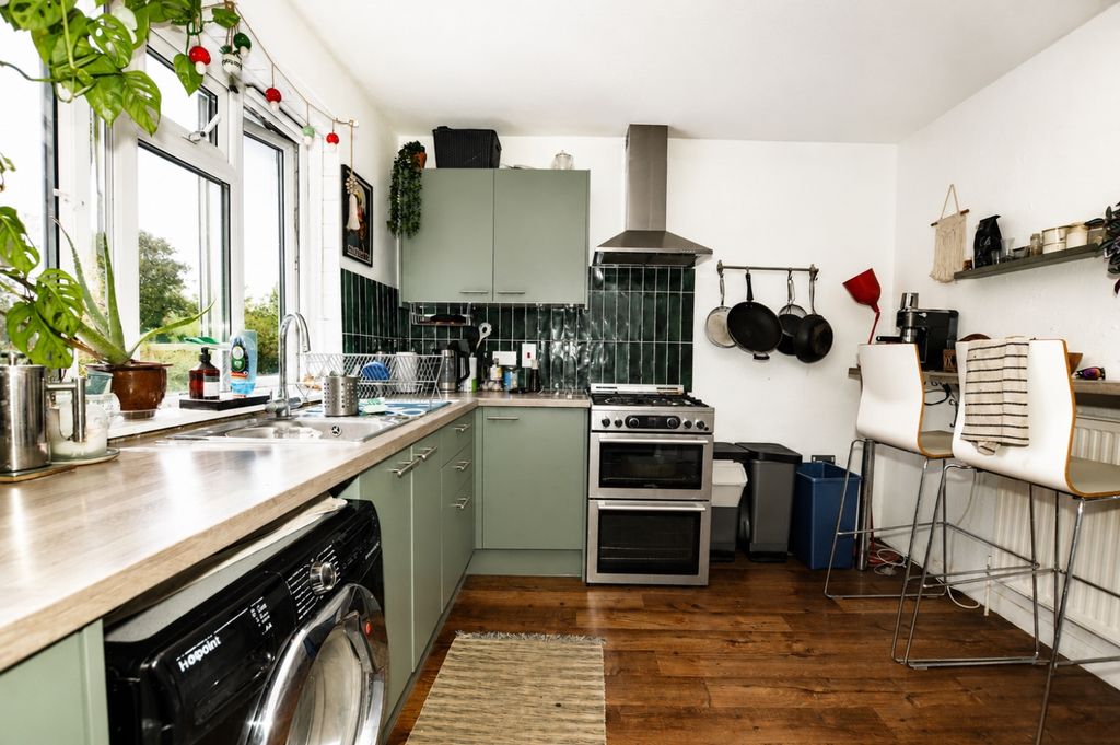 Property photo 3 of 10 Kitchen 1
