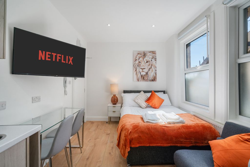 Property photo 1 of 13 Mitcham Road Sw17