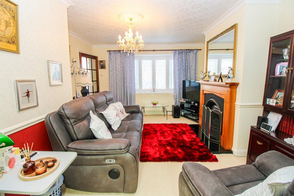 Property photo 3 of 10 Lounge