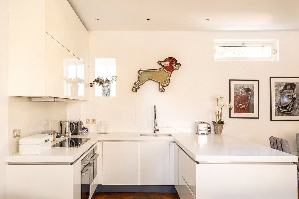 Property photo 3 of 11 Kitchen