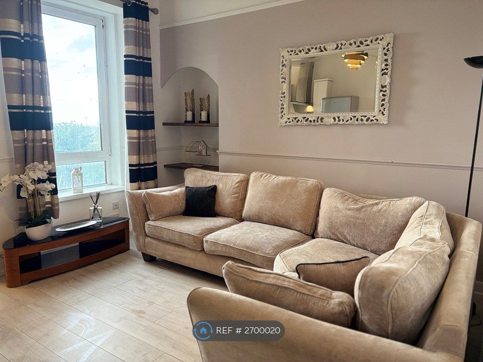 Property photo 1 of 11 Living Room