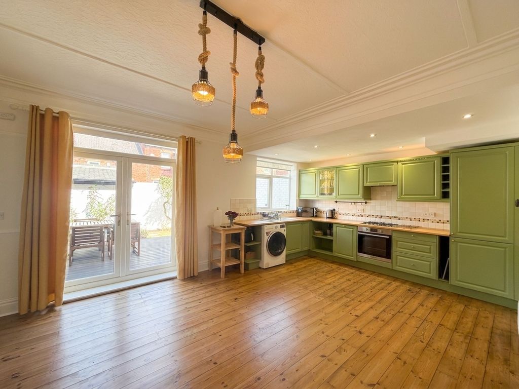 Property photo 3 of 11 Dining Kitchen