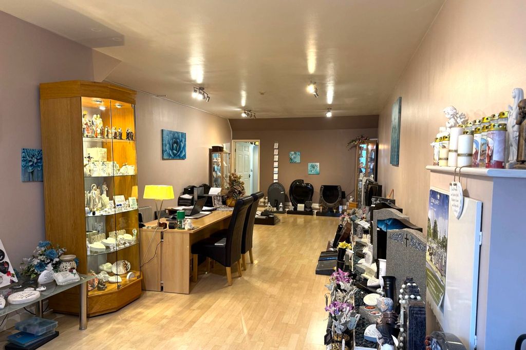 Property photo 2 of 6 24 High Street, Sittingbourne, Kent Me10 4Pd