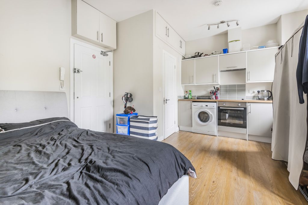 Property photo 2 of 4 3. Studio