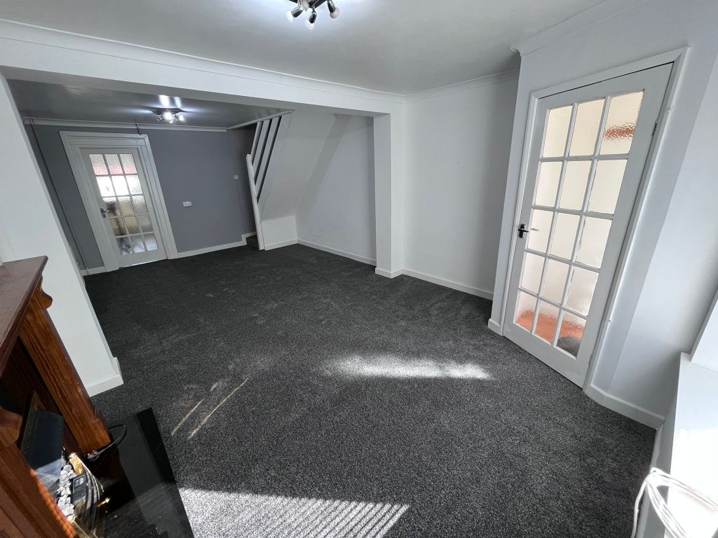 Property photo 3 of 11 Living Room