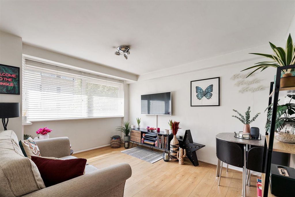 Property photo 1 of 14 Queenswood Gardens E11