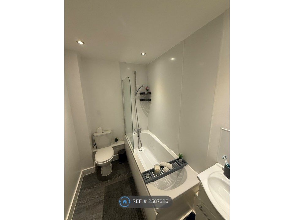Property photo 2 of 9 Bathroom