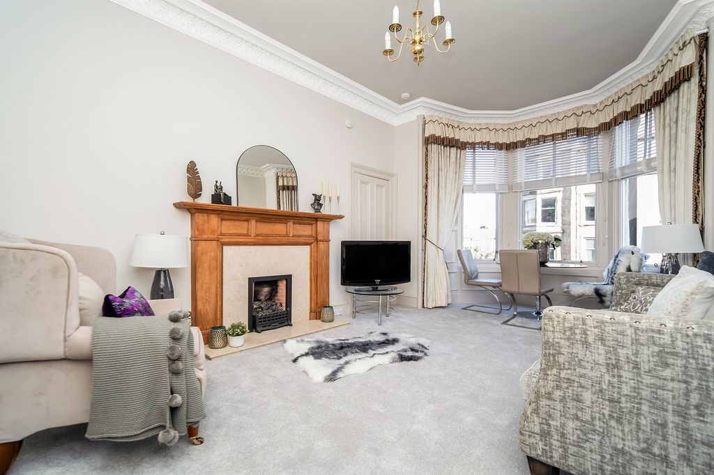 Property photo 3 of 23 Lounge