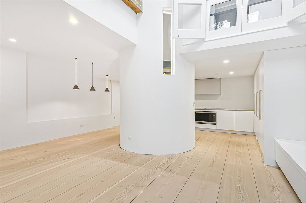 Property photo 3 of 19 Kitchen/Reception