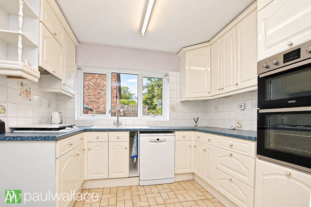 Property photo 3 of 17 Kitchen