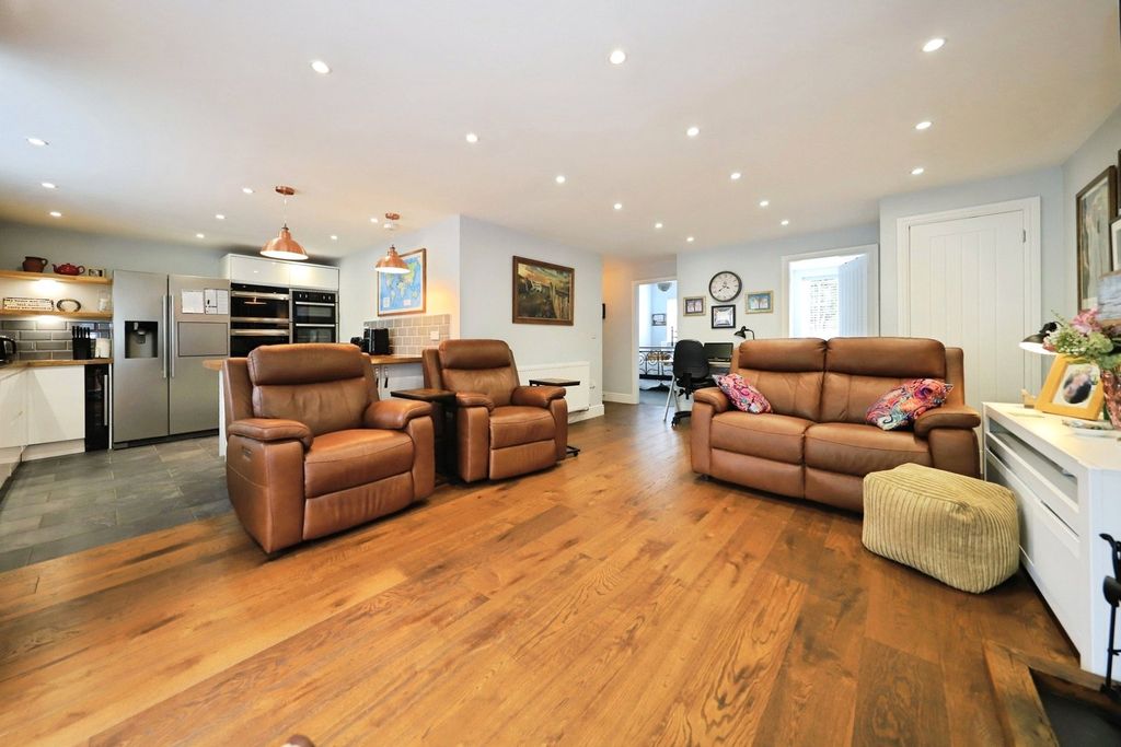 Property photo 2 of 16 Photo