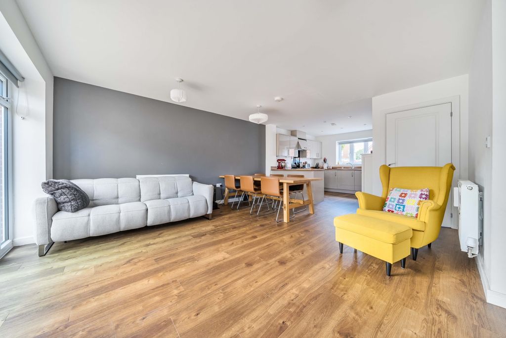 Property photo 3 of 18 Lounge