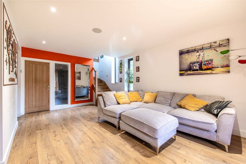 Property photo 3 of 20 Lounge