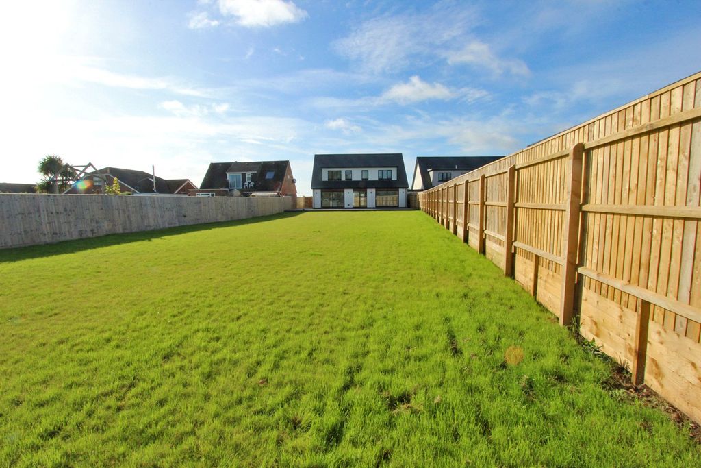 Property photo 2 of 24 Picture No. 03