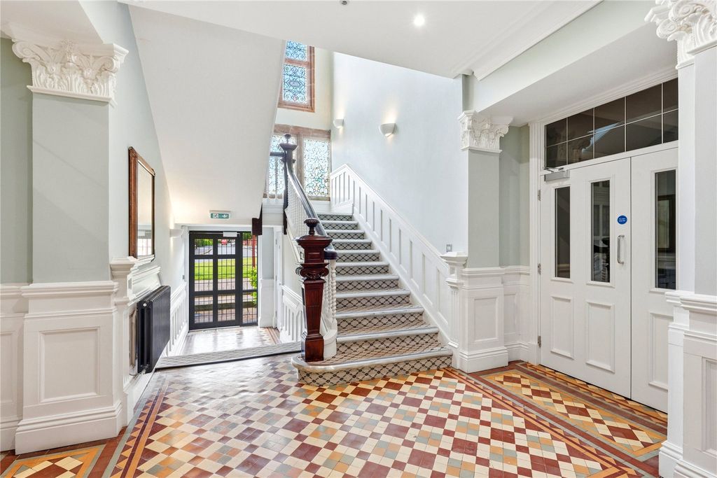Property photo 2 of 11 Hallway
