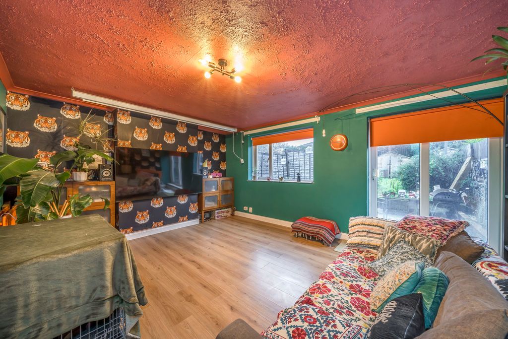 Property photo 2 of 6 Picture No. 10