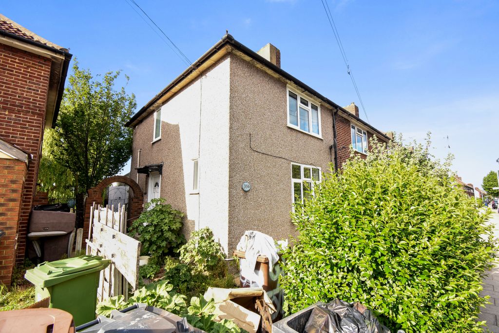 Property photo 2 of 19 398 Hedgemans Road, Dagenham, Essex, Rm9 6Bu