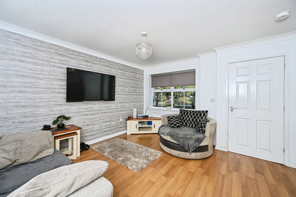 Property photo 3 of 17 Lounge