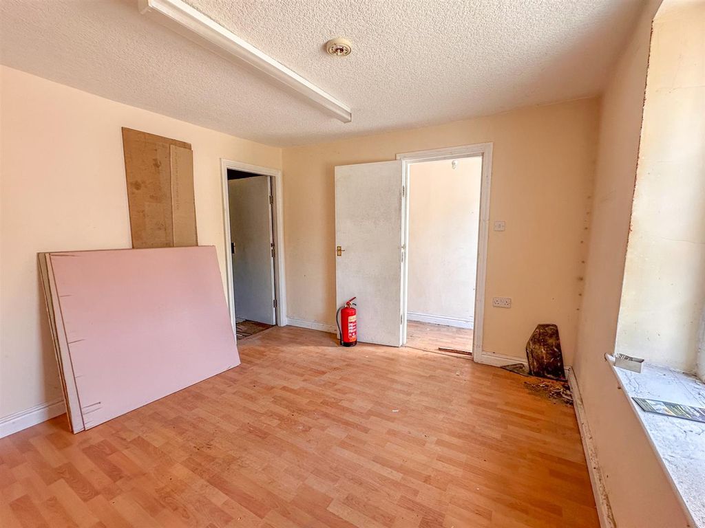 Property photo 3 of 9 25 Castle Street (5).Jpg