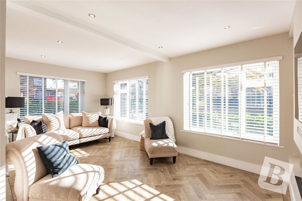 Property photo 2 of 20 Living Room