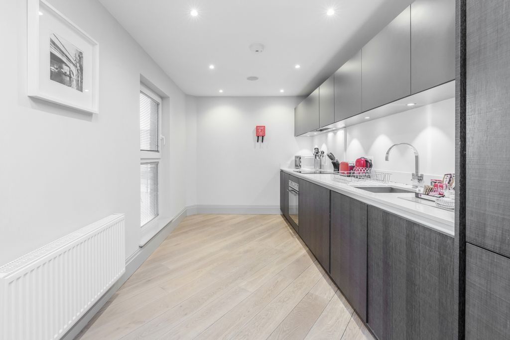 Property photo 2 of 9 Roomspace - The Q...