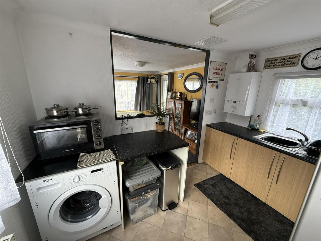 Property photo 3 of 9 Kitchen