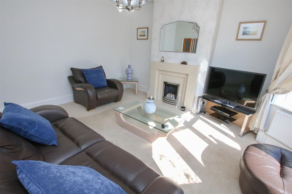 Property photo 3 of 31 Lounge